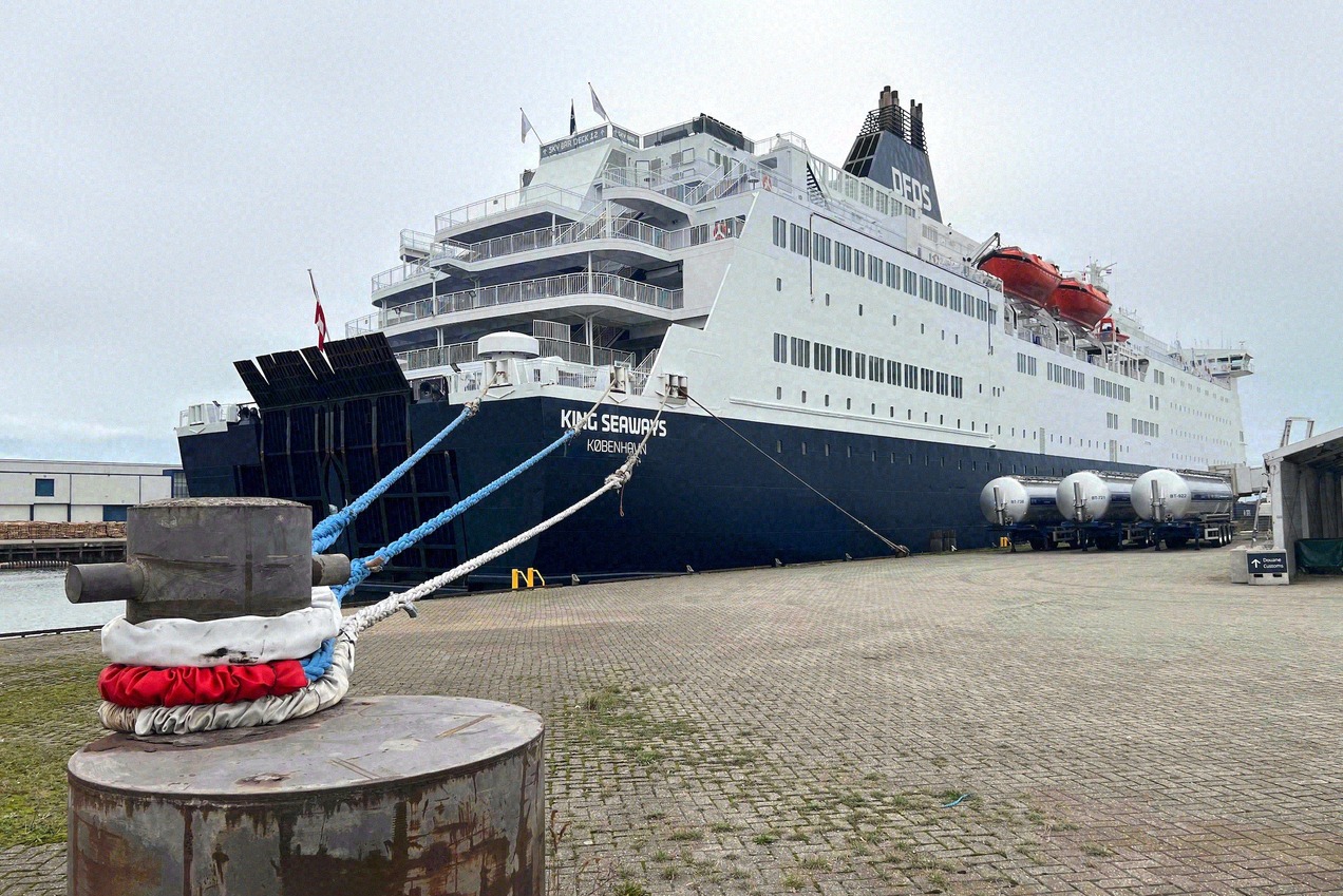 The DFDS King Seaways at the quay, with a bollard and mooring lines in the foreground