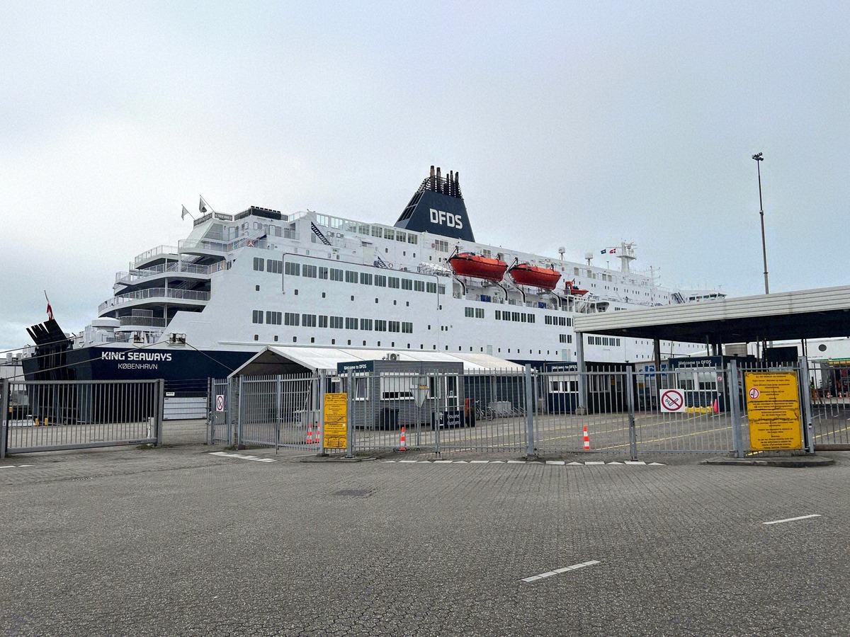 De King Seaways van DFDS bij de veerterminal in IJmuiden