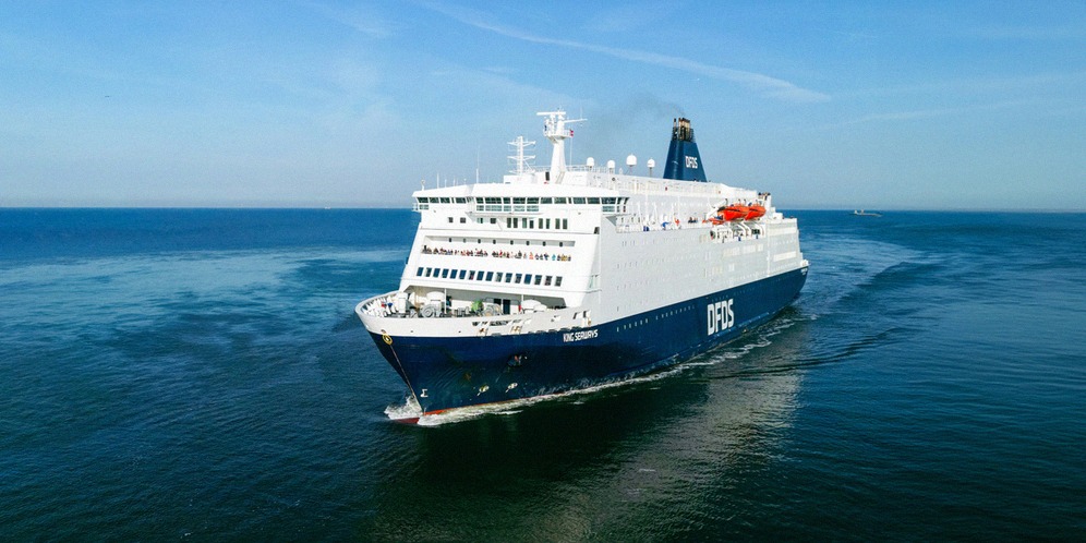 De DFDS-veerboot King Seaways op open zee bij rustig weer
