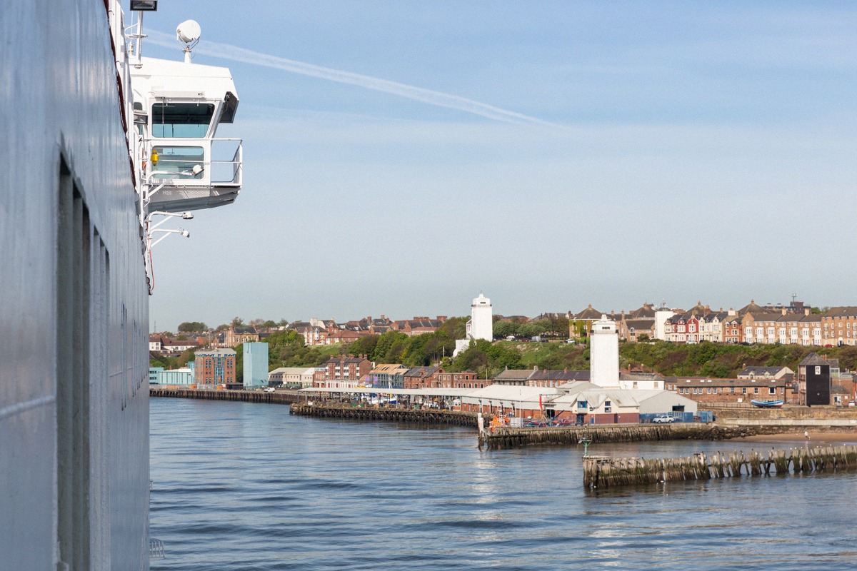 Uitzicht vanaf het veerbootdek op de monding van de Tyne bij North Shields met de witte vuurtorens van de Low Lights