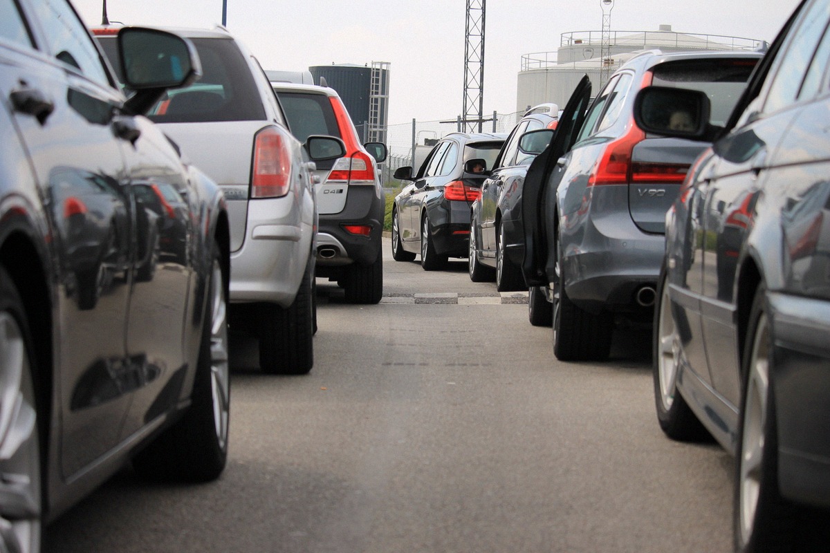 Auto's in de wachtrijen van een veerhaven voor het inschepen
